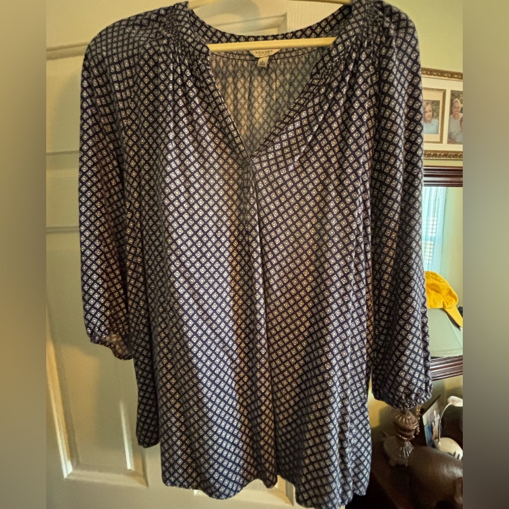 Like new v-neck knit top. Size Large.